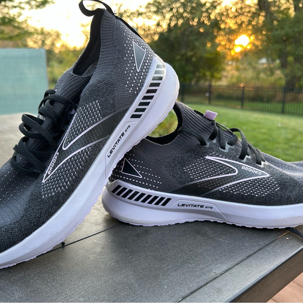 size 9.5 Brooks Levitate GTS Black and White Running Shoes NEW